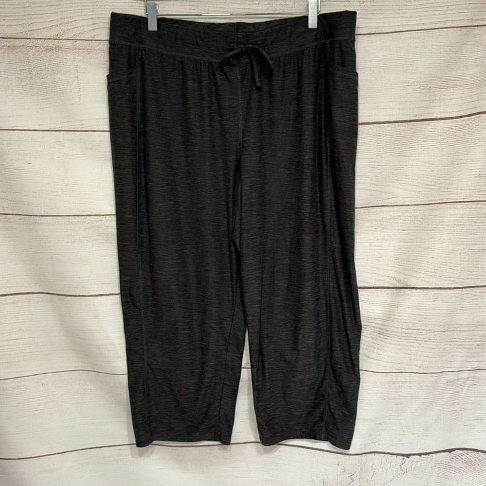 Gently used gray brushed cropped capri lounge pants Skechers brand size XL